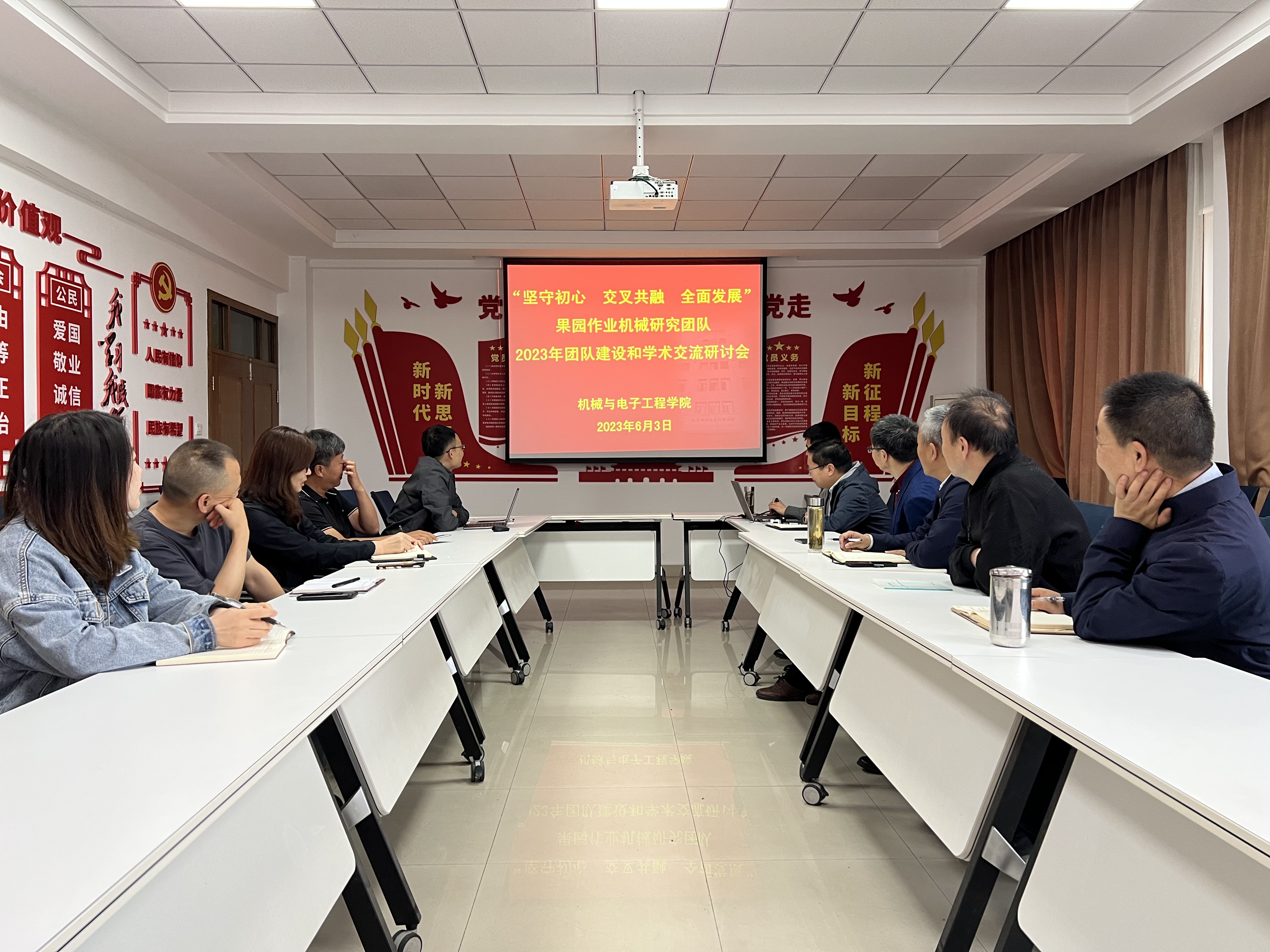 2023年团队建设和成人影视片交流研讨会.jpg
